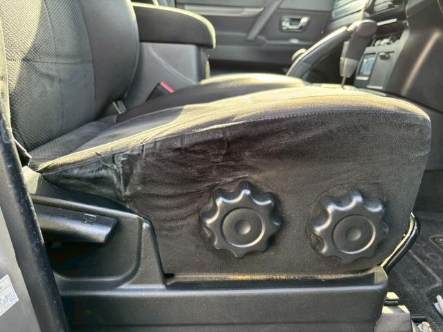 パジェロ ロング　エクシード　車検整備付・過去記録簿付・禁煙車・ロックフォードスピーカー・メーカーナビ・Ｂカメラ・フリップダウンモニター・ツートンカラー・ルーフレール・フロントフォグ・ＨＩＤ（16枚目）