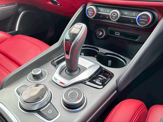 ジュリア ヴェローチェ　禁煙車・ワンオーナー・レッドレザー・Ｈａｒｍｏｎ　Ｋａｒｄｏｎ・ＣａｒＰｌａｙ対応８．８インチナビ・Ｂｌｕｅｔｏｏｔｈ対応・ＴＶ・Ｂカメラ・ＡＣＣ・ＡＥＢ・ＥＴＣ・ドラレコ・スペアキー有（26枚目）