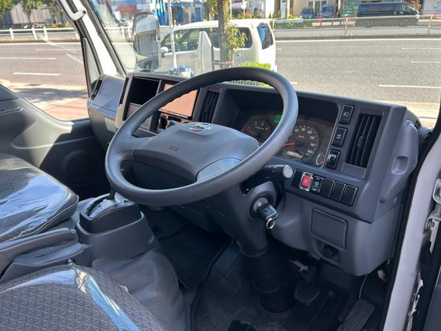 アトラストラック Ｗキャブスーパーロー　ナビ　ＤＴＶ　ＥＴＣ　ドライブレコーダー　メッキコーナーパネル　メッキミラーカバー　メッキグリル　アイドリングストップ機能　左右電動格納ミラー　キーレス　オートマ車（10枚目）