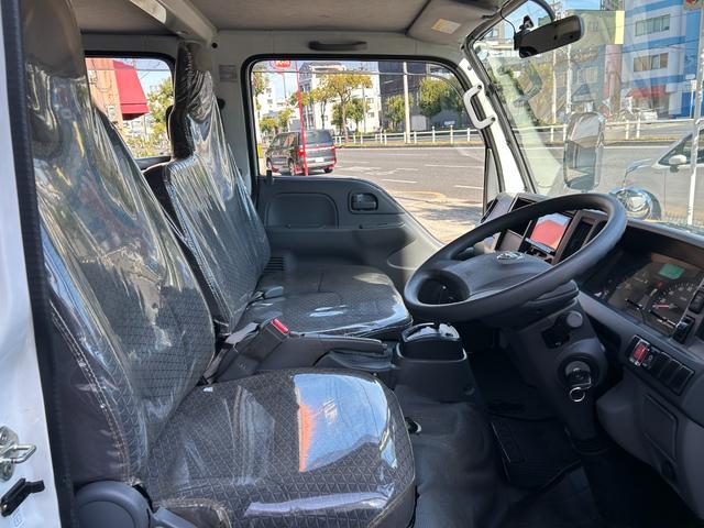 アトラストラック Ｗキャブスーパーロー　ナビ　ＤＴＶ　ＥＴＣ　ドライブレコーダー　メッキコーナーパネル　メッキミラーカバー　メッキグリル　アイドリングストップ機能　左右電動格納ミラー　キーレス　オートマ車（11枚目）