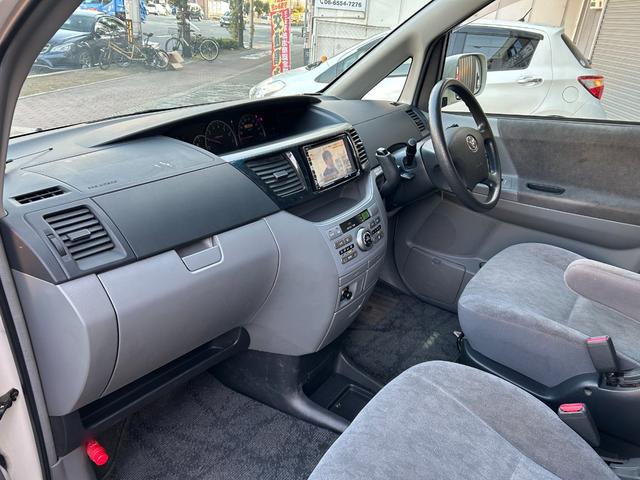 業販歓迎・ヴォクシー・Ｘ・ユーザー下取車入庫！純正ＨＩＤヘッド・キーレス・両側スライドドア・乗車定員８人乗り・３列シート！