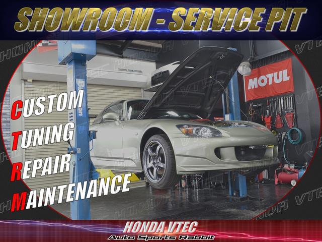 メインサービスピットの他に一部始終ご覧になれる環境のショールームサービスピット併設！納車整備はもちろんカスタム／チューニング／修理／メンテナンスなど対応可能！