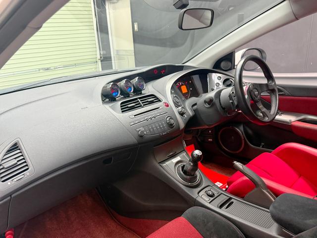 シビック タイプＲ　ユーロ　タイプＲ　ユーロ（４名）　６速ＭＴ　エンケイ１７インチＡＷ　車高調　外マフラー　外ボンネット　Ｒセンサー　Ｄ席ＢＲＩＤＥフルバケットシート　ＭＯＭＯステアリング　クイックリリース　ＨＩＤヘッド　ＥＴＣ（30枚目）