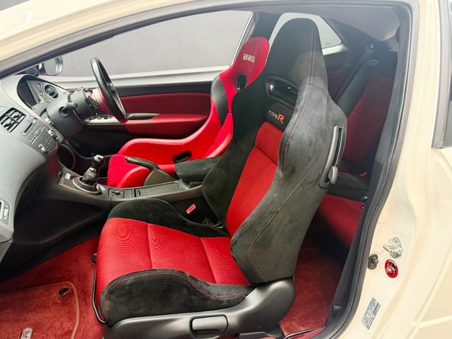 シビック タイプＲ　ユーロ　タイプＲ　ユーロ（４名）　６速ＭＴ　エンケイ１７インチＡＷ　車高調　外マフラー　外ボンネット　Ｒセンサー　Ｄ席ＢＲＩＤＥフルバケットシート　ＭＯＭＯステアリング　クイックリリース　ＨＩＤヘッド　ＥＴＣ（31枚目）