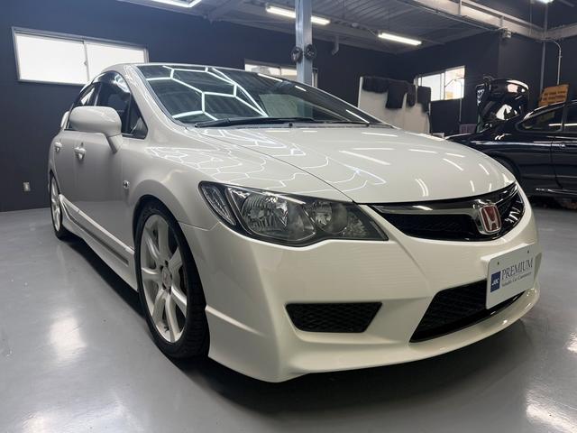 シビック タイプＲ　最終モデル　６速ＭＴ　ブリッツ車高調　純正１８インチＡＷ　Ｊ’ＳレーシングＲタワーバー　Ｒスポイラー　無限カーボンシフトノブ　ブルートゥースオーディオ　バックカメラ　ＥＴＣ　ＨＩＤヘッドライト（5枚目）