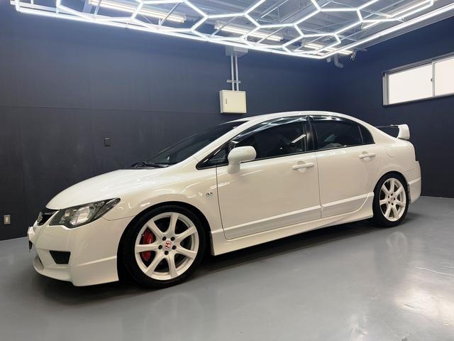シビック タイプＲ　最終モデル　６速ＭＴ　ブリッツ車高調　純正１８インチＡＷ　Ｊ’ＳレーシングＲタワーバー　Ｒスポイラー　無限カーボンシフトノブ　ブルートゥースオーディオ　バックカメラ　ＥＴＣ　ＨＩＤヘッドライト（6枚目）