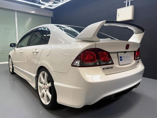 シビック タイプＲ　最終モデル　６速ＭＴ　ブリッツ車高調　純正１８インチＡＷ　Ｊ’ＳレーシングＲタワーバー　Ｒスポイラー　無限カーボンシフトノブ　ブルートゥースオーディオ　バックカメラ　ＥＴＣ　ＨＩＤヘッドライト（7枚目）