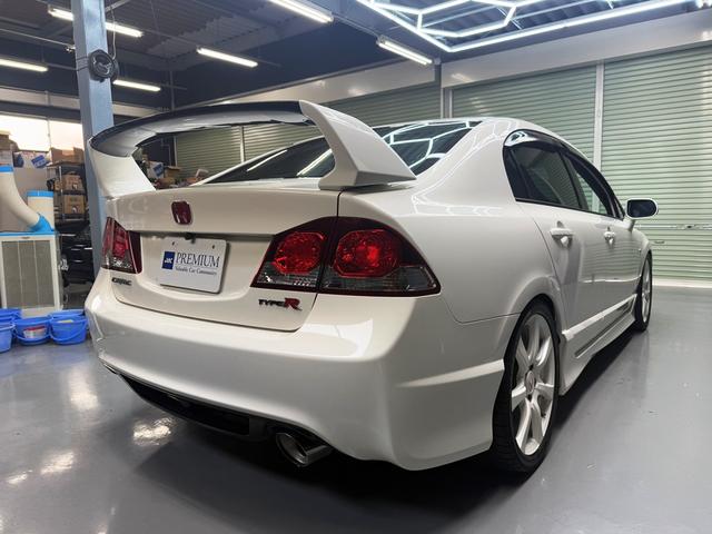 シビック タイプＲ　最終モデル　６速ＭＴ　ブリッツ車高調　純正１８インチＡＷ　Ｊ’ＳレーシングＲタワーバー　Ｒスポイラー　無限カーボンシフトノブ　ブルートゥースオーディオ　バックカメラ　ＥＴＣ　ＨＩＤヘッドライト（8枚目）