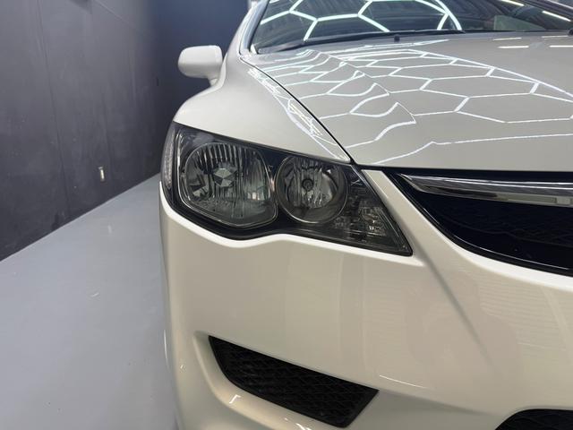 シビック タイプＲ　最終モデル　６速ＭＴ　ブリッツ車高調　純正１８インチＡＷ　Ｊ’ＳレーシングＲタワーバー　Ｒスポイラー　無限カーボンシフトノブ　ブルートゥースオーディオ　バックカメラ　ＥＴＣ　ＨＩＤヘッドライト（11枚目）
