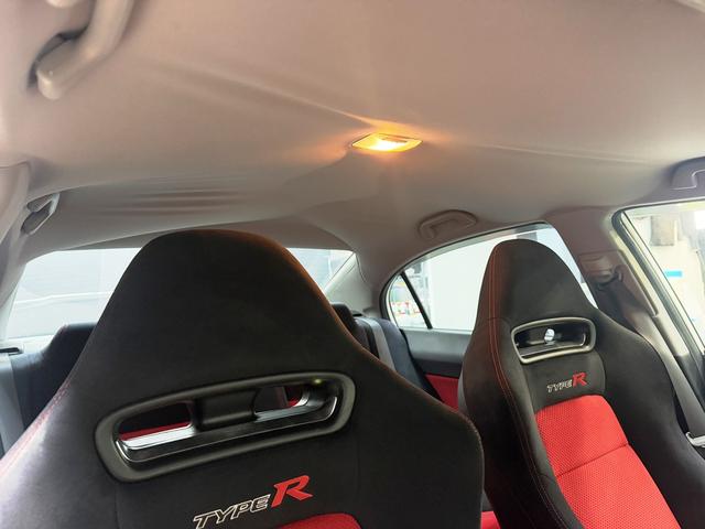 シビック タイプＲ　最終モデル　６速ＭＴ　ブリッツ車高調　純正１８インチＡＷ　Ｊ’ＳレーシングＲタワーバー　Ｒスポイラー　無限カーボンシフトノブ　ブルートゥースオーディオ　バックカメラ　ＥＴＣ　ＨＩＤヘッドライト（14枚目）