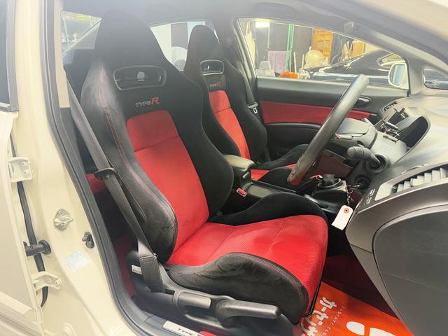 シビック タイプＲ　最終モデル　６速ＭＴ　ブリッツ車高調　純正１８インチＡＷ　Ｊ’ＳレーシングＲタワーバー　Ｒスポイラー　無限カーボンシフトノブ　ブルートゥースオーディオ　バックカメラ　ＥＴＣ　ＨＩＤヘッドライト（15枚目）