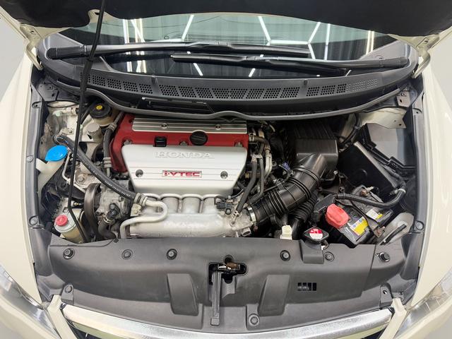 シビック タイプＲ　最終モデル　６速ＭＴ　ブリッツ車高調　純正１８インチＡＷ　Ｊ’ＳレーシングＲタワーバー　Ｒスポイラー　無限カーボンシフトノブ　ブルートゥースオーディオ　バックカメラ　ＥＴＣ　ＨＩＤヘッドライト（19枚目）