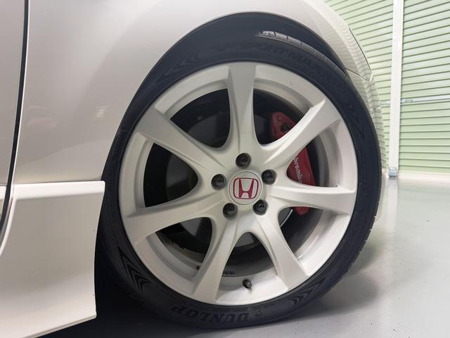 シビック タイプＲ　最終モデル　６速ＭＴ　ブリッツ車高調　純正１８インチＡＷ　Ｊ’ＳレーシングＲタワーバー　Ｒスポイラー　無限カーボンシフトノブ　ブルートゥースオーディオ　バックカメラ　ＥＴＣ　ＨＩＤヘッドライト（21枚目）