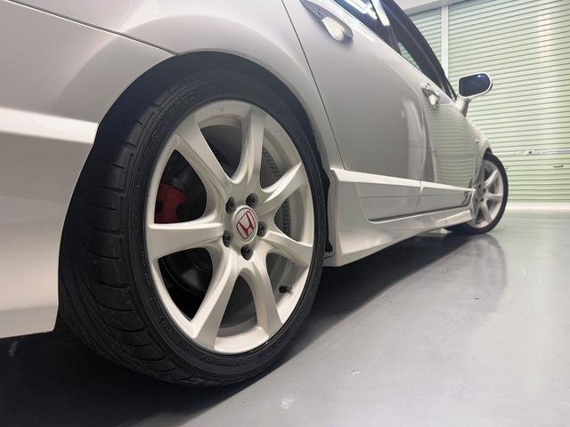 シビック タイプＲ　最終モデル　６速ＭＴ　ブリッツ車高調　純正１８インチＡＷ　Ｊ’ＳレーシングＲタワーバー　Ｒスポイラー　無限カーボンシフトノブ　ブルートゥースオーディオ　バックカメラ　ＥＴＣ　ＨＩＤヘッドライト（22枚目）