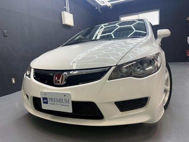 シビック タイプＲ　最終モデル　６速ＭＴ　ブリッツ車高調　純正１８インチＡＷ　Ｊ’ＳレーシングＲタワーバー　Ｒスポイラー　無限カーボンシフトノブ　ブルートゥースオーディオ　バックカメラ　ＥＴＣ　ＨＩＤヘッドライト（23枚目）
