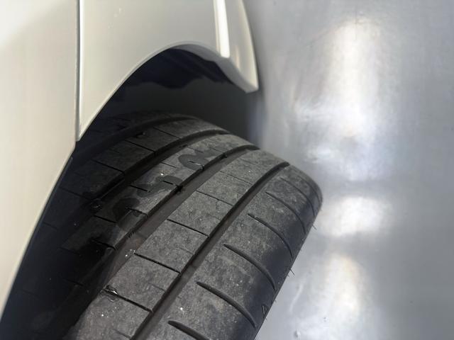 シビック タイプＲ　最終モデル　６速ＭＴ　ブリッツ車高調　純正１８インチＡＷ　Ｊ’ＳレーシングＲタワーバー　Ｒスポイラー　無限カーボンシフトノブ　ブルートゥースオーディオ　バックカメラ　ＥＴＣ　ＨＩＤヘッドライト（28枚目）