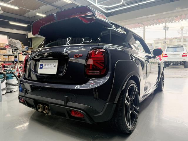 MINI ジョンクーパーワークスGP ユーザー様直接買取り車両 禁煙車 世界限定3000台 日本限定240台 2シーター エンジンチューニング 専用鍛造18AW カーボンアーチ 専用リアスポイラー 純正ナビ ミラー1体ETC ドラレコ(7枚目)