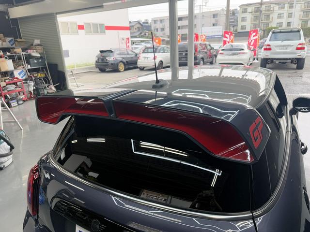 MINI ジョンクーパーワークスGP ユーザー様直接買取り車両 禁煙車 世界限定3000台 日本限定240台 2シーター エンジンチューニング 専用鍛造18AW カーボンアーチ 専用リアスポイラー 純正ナビ ミラー1体ETC ドラレコ(9枚目)