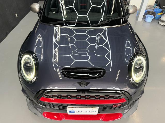 MINI ジョンクーパーワークスGP ユーザー様直接買取り車両 禁煙車 世界限定3000台 日本限定240台 2シーター エンジンチューニング 専用鍛造18AW カーボンアーチ 専用リアスポイラー 純正ナビ ミラー1体ETC ドラレコ(10枚目)