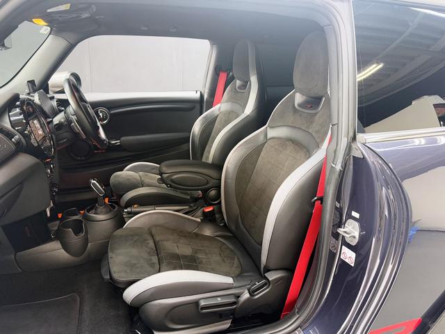 MINI ジョンクーパーワークスGP ユーザー様直接買取り車両 禁煙車 世界限定3000台 日本限定240台 2シーター エンジンチューニング 専用鍛造18AW カーボンアーチ 専用リアスポイラー 純正ナビ ミラー1体ETC ドラレコ(15枚目)