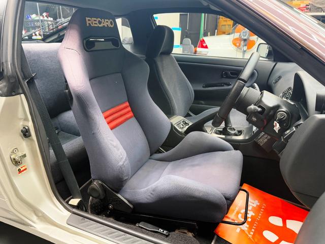 運転席はレカロセミバケットシート
