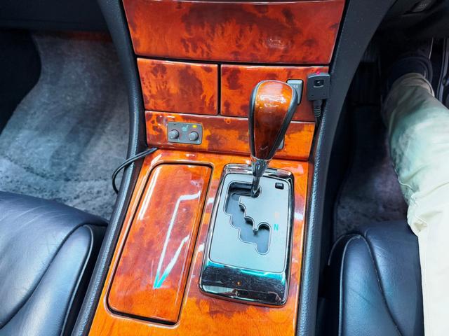 セルシオ ｅＲ仕様　ユーザー様直接買取り車両　サンルーフ　純正Ｆ・Ｒエアロ　ブラックレザー　シートヒーター　パワーシート　純正マルチナビ　バックカメラ　ビルトインＥＴＣ　スマートキー　ＨＩＤヘッドライト　新車保証書（13枚目）