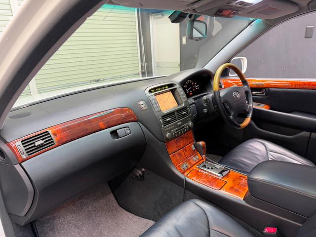 セルシオ ｅＲ仕様　ユーザー様直接買取り車両　サンルーフ　純正Ｆ・Ｒエアロ　ブラックレザー　シートヒーター　パワーシート　純正マルチナビ　バックカメラ　ビルトインＥＴＣ　スマートキー　ＨＩＤヘッドライト　新車保証書（34枚目）