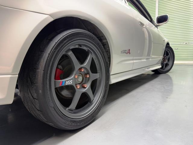 インテグラ タイプR 後期モデル 6速MT 無限サスペンションKIT SSR17インチAW 5次元マフラー J’Sレーシングタワーバー Rスポイラー ブレンボーキャリパー HIDヘッド 赤レカロシート ETC(21枚目)