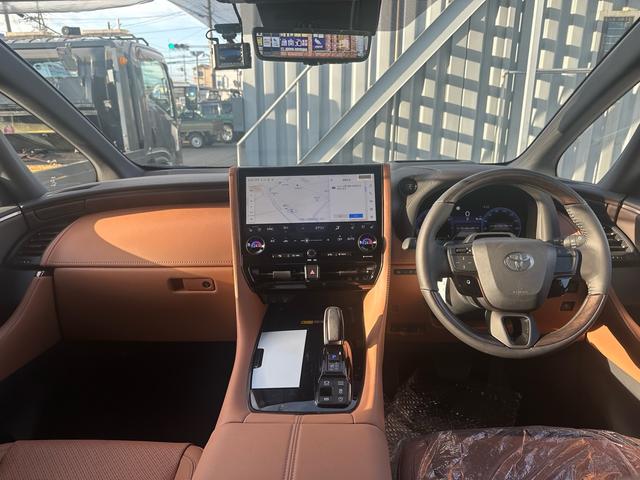 ヴェルファイア Ｚ　プレミア　登録済未使用車　内装ブラウン　１４コネクトナビ　デジタルインナーミラー　１３．２型後席モニター　左右独立ムーンルーフ　ヘッドアップディスプレイ　トヨタチームメイト　置くだけ充電　ＨＤＭＩ　純正１９ＡＷ（12枚目）
