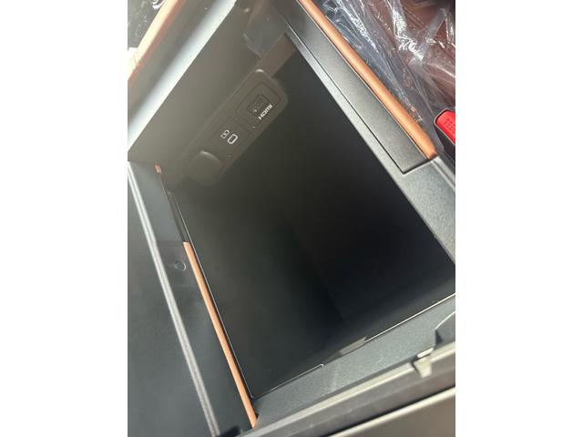 ヴェルファイア Ｚ　プレミア　登録済未使用車　内装ブラウン　１４コネクトナビ　デジタルインナーミラー　１３．２型後席モニター　左右独立ムーンルーフ　ヘッドアップディスプレイ　トヨタチームメイト　置くだけ充電　ＨＤＭＩ　純正１９ＡＷ（26枚目）