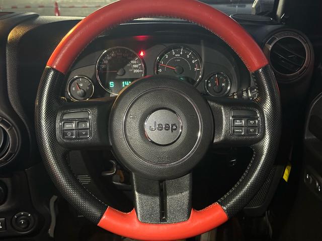 ジープ・ラングラーアンリミテッド スポーツ　ナビ・ＥＴＣ・バックカメラ・フロントカメラ・サイドカメラ・２４グリルフェイス・ＬＥＤヘッドライト・３５インチＴＡ・１７インチＡＷ・前後スチールバンパー・ルーフラック・ヒンジステップ・オーバーフェンダー（15枚目）