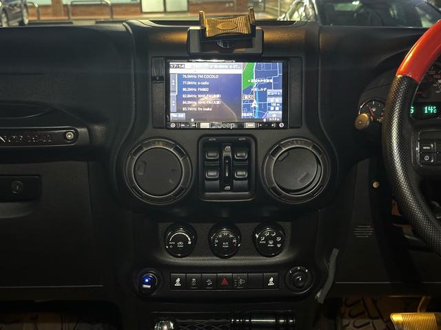 ジープ・ラングラーアンリミテッド スポーツ　ナビ・ＥＴＣ・バックカメラ・フロントカメラ・サイドカメラ・２４グリルフェイス・ＬＥＤヘッドライト・３５インチＴＡ・１７インチＡＷ・前後スチールバンパー・ルーフラック・ヒンジステップ・オーバーフェンダー（18枚目）