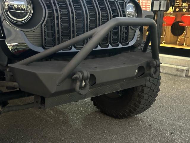 ジープ・ラングラーアンリミテッド スポーツ　ナビ・ＥＴＣ・バックカメラ・フロントカメラ・サイドカメラ・２４グリルフェイス・ＬＥＤヘッドライト・３５インチＴＡ・１７インチＡＷ・前後スチールバンパー・ルーフラック・ヒンジステップ・オーバーフェンダー（33枚目）