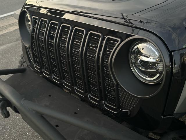 ジープ・ラングラーアンリミテッド スポーツ　ナビ・ＥＴＣ・バックカメラ・フロントカメラ・サイドカメラ・２４グリルフェイス・ＬＥＤヘッドライト・３５インチＴＡ・１７インチＡＷ・前後スチールバンパー・ルーフラック・ヒンジステップ・オーバーフェンダー（36枚目）