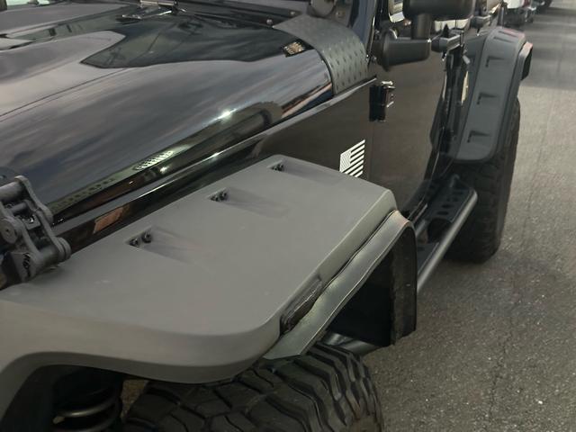 ジープ・ラングラーアンリミテッド スポーツ　ナビ・ＥＴＣ・バックカメラ・フロントカメラ・サイドカメラ・２４グリルフェイス・ＬＥＤヘッドライト・３５インチＴＡ・１７インチＡＷ・前後スチールバンパー・ルーフラック・ヒンジステップ・オーバーフェンダー（39枚目）