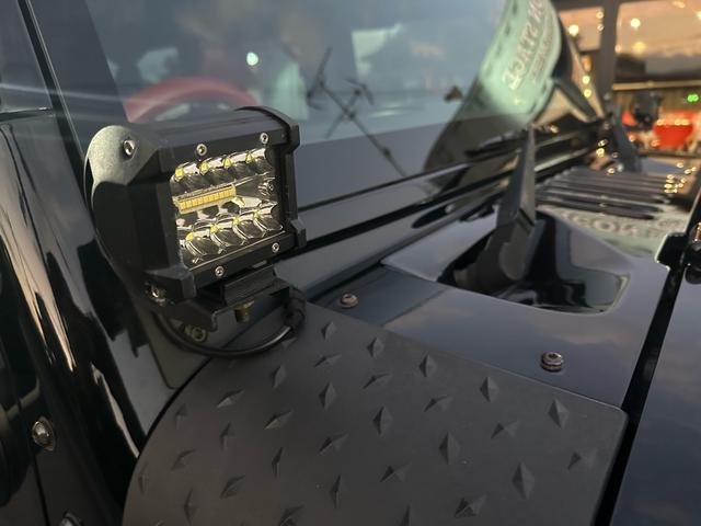 ジープ・ラングラーアンリミテッド スポーツ　ナビ・ＥＴＣ・バックカメラ・フロントカメラ・サイドカメラ・２４グリルフェイス・ＬＥＤヘッドライト・３５インチＴＡ・１７インチＡＷ・前後スチールバンパー・ルーフラック・ヒンジステップ・オーバーフェンダー（46枚目）