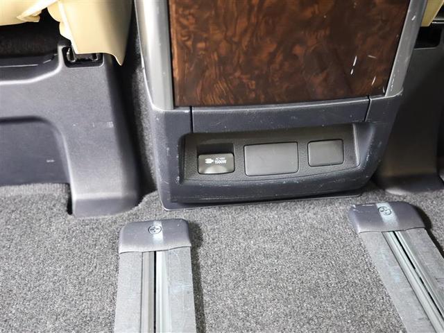 アルファードハイブリッド Ｇ　Ｆパッケージ　４ＷＤ　フルセグ　メモリーナビ　ＤＶＤ再生　バックカメラ　衝突被害軽減システム　ＥＴＣ　両側電動スライド　ＬＥＤヘッドランプ　乗車定員７人　３列シート　ワンオーナー　パノラミックビューモニター（22枚目）
