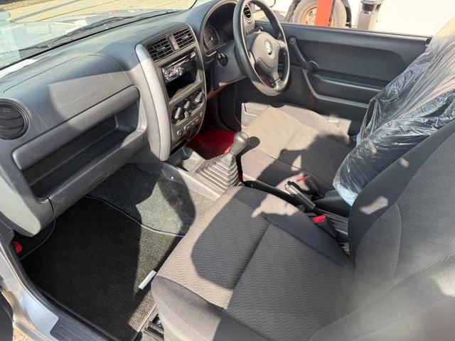 ジムニー １２ヶ月保証付　ＸＧ　ターボ　５速ＭＴ　キーレス　４ＷＤ　社外ＣＤオーディオ　ヘッドライトレベライザー　純正１６インチＡＷ（4枚目）