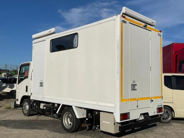 移動販売車　キタムラボディ　菱重製冷凍機　－３０℃設定　ＡＴ　発電機　床フローリング仕様　給排水タンク各４０Ｌ　冷蔵庫２台　冷凍庫１台　弁当ケース１台　ゴンドラ２台　レジ台　手洗場　リア・サイドオーニング　ＭＰ３プレーヤー　マイク　バックカメラ　ＥＴＣ　キーレス(8枚目)