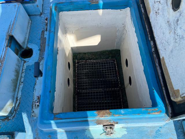 ギガ 活魚運搬車　１０ｔ　７ＭＴ　２槽　予備槽　ろ過槽　クルーズコントロール　左ミラーヒーター　排水ポンプ　キーレス　水槽　縦×横×高さ　２５２×２１２×８３（ｃｍ）×２槽　エアサス　各ステン・メッキ（20枚目）