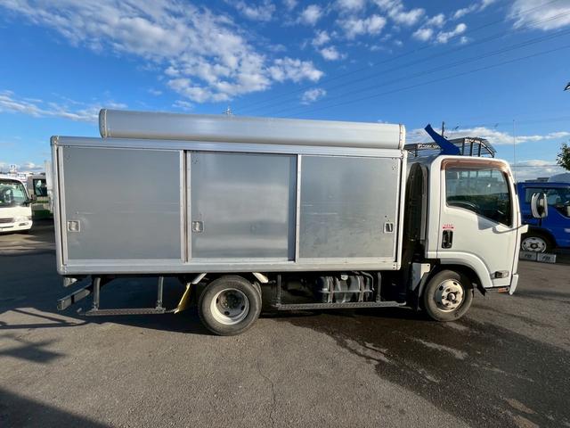 エルフトラック  3tボトルカー ワイドロング スムーサー 6室 中間棚 リアサイドキャリア入れ ルーフキャリア 室内金庫 スガワ車体 バックモニター 室内蛍光灯 モケットシート キーレス(4枚目)