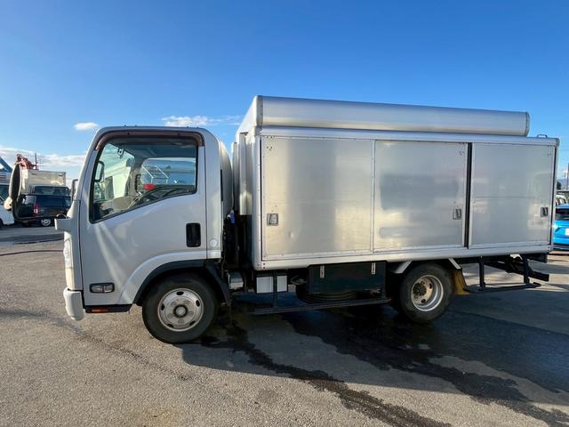 エルフトラック  3tボトルカー ワイドロング スムーサー 6室 中間棚 リアサイドキャリア入れ ルーフキャリア 室内金庫 スガワ車体 バックモニター 室内蛍光灯 モケットシート キーレス(5枚目)