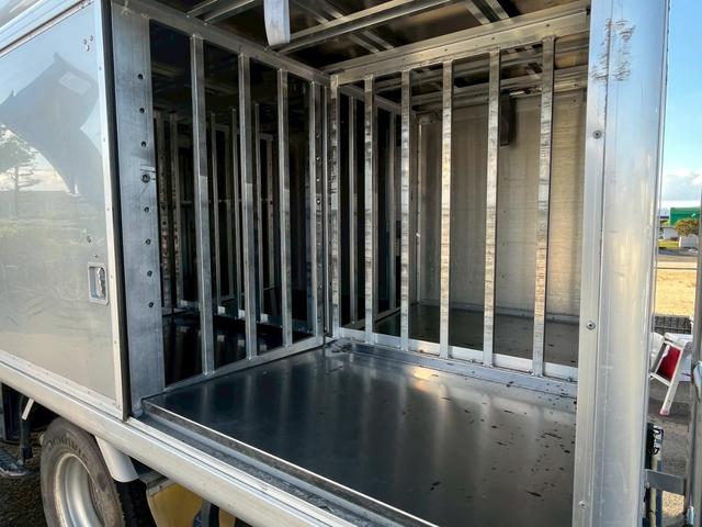 エルフトラック  3tボトルカー ワイドロング スムーサー 6室 中間棚 リアサイドキャリア入れ ルーフキャリア 室内金庫 スガワ車体 バックモニター 室内蛍光灯 モケットシート キーレス(10枚目)