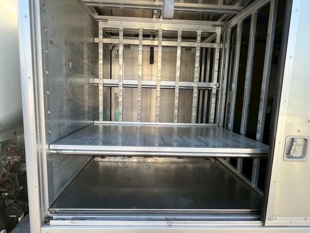 エルフトラック  3tボトルカー ワイドロング スムーサー 6室 中間棚 リアサイドキャリア入れ ルーフキャリア 室内金庫 スガワ車体 バックモニター 室内蛍光灯 モケットシート キーレス(11枚目)