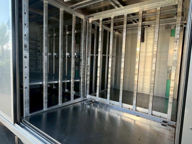 エルフトラック  3tボトルカー ワイドロング スムーサー 6室 中間棚 リアサイドキャリア入れ ルーフキャリア 室内金庫 スガワ車体 バックモニター 室内蛍光灯 モケットシート キーレス(14枚目)