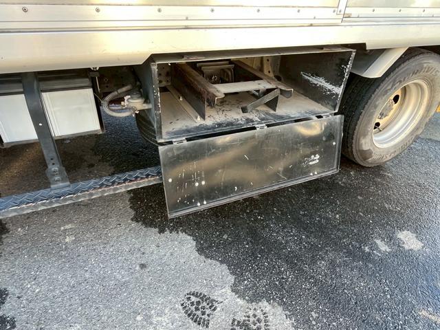 エルフトラック  3tボトルカー ワイドロング スムーサー 6室 中間棚 リアサイドキャリア入れ ルーフキャリア 室内金庫 スガワ車体 バックモニター 室内蛍光灯 モケットシート キーレス(16枚目)