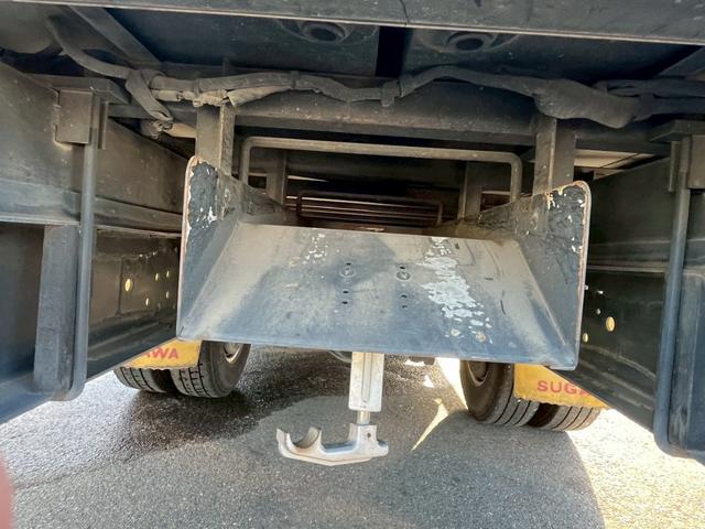 エルフトラック  3tボトルカー ワイドロング スムーサー 6室 中間棚 リアサイドキャリア入れ ルーフキャリア 室内金庫 スガワ車体 バックモニター 室内蛍光灯 モケットシート キーレス(17枚目)