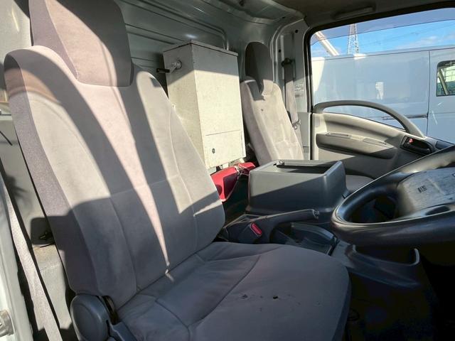 エルフトラック  3tボトルカー ワイドロング スムーサー 6室 中間棚 リアサイドキャリア入れ ルーフキャリア 室内金庫 スガワ車体 バックモニター 室内蛍光灯 モケットシート キーレス(22枚目)