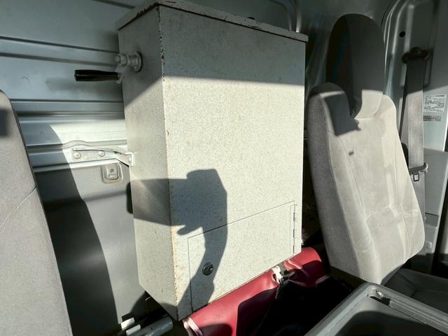 エルフトラック  3tボトルカー ワイドロング スムーサー 6室 中間棚 リアサイドキャリア入れ ルーフキャリア 室内金庫 スガワ車体 バックモニター 室内蛍光灯 モケットシート キーレス(25枚目)