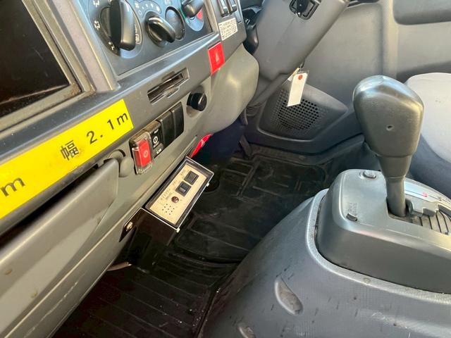 エルフトラック  3tボトルカー ワイドロング スムーサー 6室 中間棚 リアサイドキャリア入れ ルーフキャリア 室内金庫 スガワ車体 バックモニター 室内蛍光灯 モケットシート キーレス(31枚目)